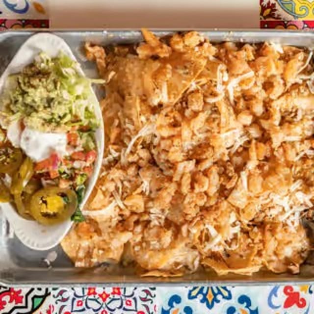 De Camarones / Shrimp Nachos.